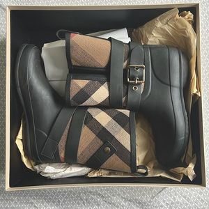 BURBERRY Holloway Mid Buckle Canvas Check Rubber Rain Boot